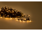 Guirlande lumineuse de Noël avec des lumières LED chaudes sur un fond uni.