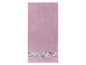 Une serviette de bain rose avec un motif floral.