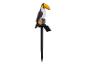 Lampe solaire de jardin en forme de toucan assis sur une souche d'arbre.