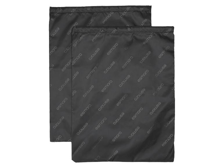 Deux sacs à linge noirs Esmara avec logo répété.