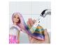 Poupée Barbie aux cheveux arc-en-ciel lavés sous le robinet.