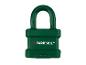 Cadenas vert avec anse, affichant un logo blanc et rouge sur le corps.