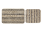 Deux tapis de bain rayés, un rectangle et un carré.