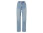 Un jean bleu clair à taille haute.