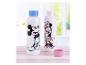 Deux bouteilles d'eau blanches avec Mickey Mouse et Minnie Mouse