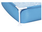 Une piscine gonflable bleue avec des supports blancs