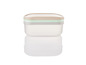 Une boîte de rangement en plastique empilable avec un couvercle beige et vert.