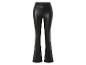 Pantalon en cuir noir à pattes évasées.