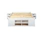 Lit en bois blanc avec sommier à lattes et étagères de rangement intégrées, flanqué de deux tables de chevet.