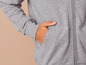 Un sweat-shirt gris à fermeture éclair.