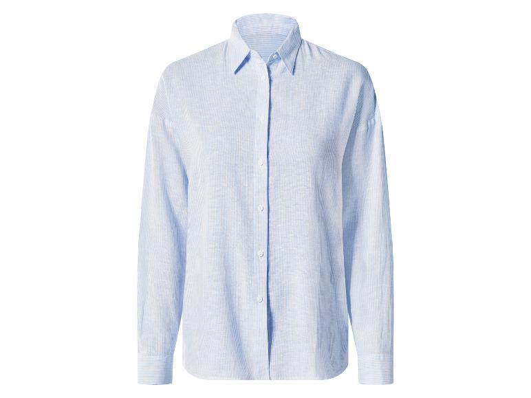 Chemise femme bleue à fines rayures blanches, manches longues et boutonnée.
