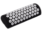 Un coussin d'acupression noir avec des pointes blanches.