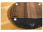 Planche de service ronde SilverCrest en bois et marbre noir sur une table en bois.