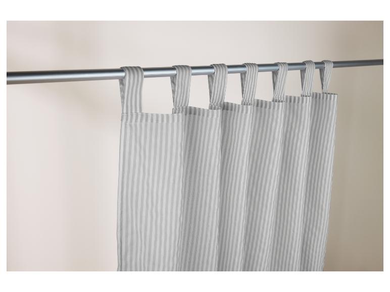 Rideaux rayés sur une tringle