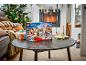 Calendrier de l'Avent pour enfants avec jouets sur une table dans un salon chaleureux.