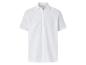 Chemise blanche à manches courtes.