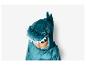 Un enfant porte un costume de requin bleu.