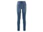 Un jean skinny bleu, vu de dos.