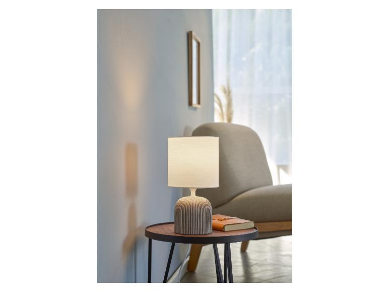 Lampe de table moderne au style minimaliste, sur une table d'appoint.