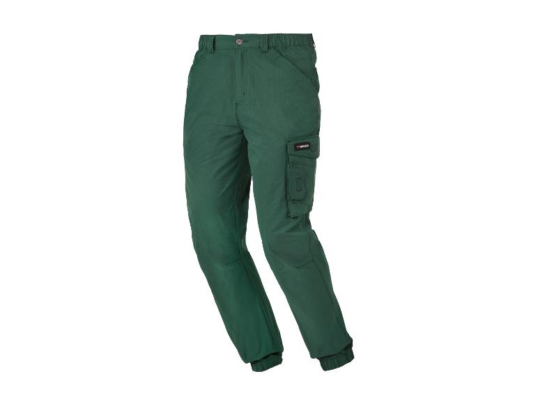 Pantalon de travail vert pour homme avec poches et taille élastique.