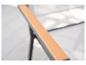 Gros plan d'un accoudoir de chaise d'extérieur moderne avec un dessus aspect bois clair et un cadre foncé.
