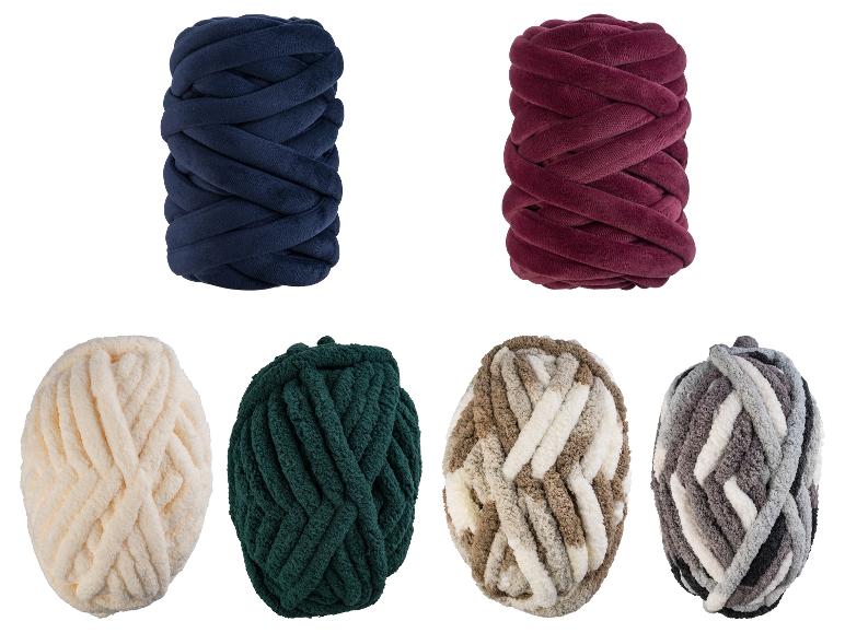 Six pelotes de laine épaisse de différentes couleurs.