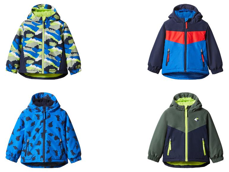 Quatre vestes pour enfants : une avec un imprimé camouflage, une rouge et bleue, une avec des dinosaures et une verte et bleu marine.