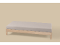Matelas gris clair sur un cadre de lit en bois clair.