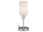 Une lampe de table moderne avec un abat-jour en verre blanc et une base métallique.