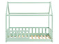 Un lit d'enfant vert clair avec un cadre en forme de maison et une barrière latérale.