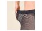 Femme tirant sur la ceinture d'un collant noir pour montrer son élasticité.