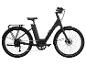 Un vélo électrique noir avec des pneus Schwalbe.