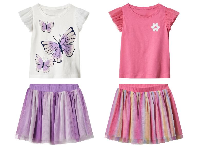 Deux t-shirts pour filles avec imprimés papillons et fleurs, et deux jupes en tulle violettes et arc-en-ciel.
