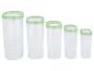 Cinq récipients de rangement transparents de tailles variées avec des couvercles verts
