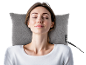 Femme allongée sur un coussin de massage cervical chauffant gris