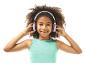 Une jeune fille aux cheveux foncés portant un casque bleu.