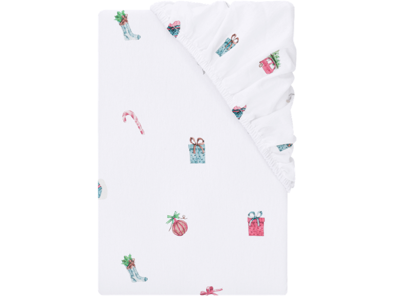 Drap-housse blanc avec motifs de Noël comme des cadeaux, des cannes à sucre et des chaussettes.
