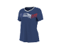 T-shirt de sport bleu avec un motif de rayures blanches et rouges sur la poitrine.
