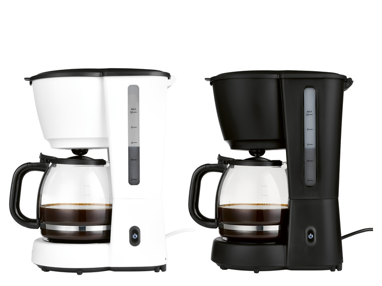 Deux cafetières, une blanche et une noire, avec une carafe en verre remplie de café.