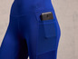 Leggings bleus avec une poche en mesh pour un smartphone.