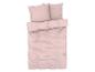 Une housse de couette rose avec deux taies d'oreiller.