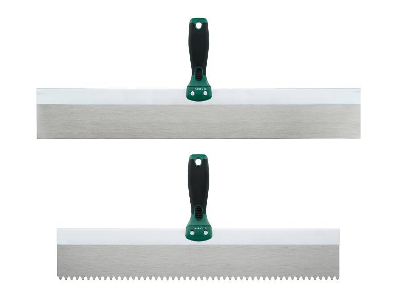 Deux spatules, une lisse et une dentelée, avec des poignées vertes.
