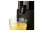 Presse-agrumes noir avec un verre de jus d'orange frais