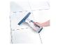 Nettoyage de vitres : un nettoyeur Silvercrest sans fil en action.