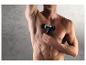 Un homme utilise un pistolet de massage Vitalr sur sa poitrine.