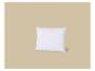 Un oreiller blanc sur un fond beige.