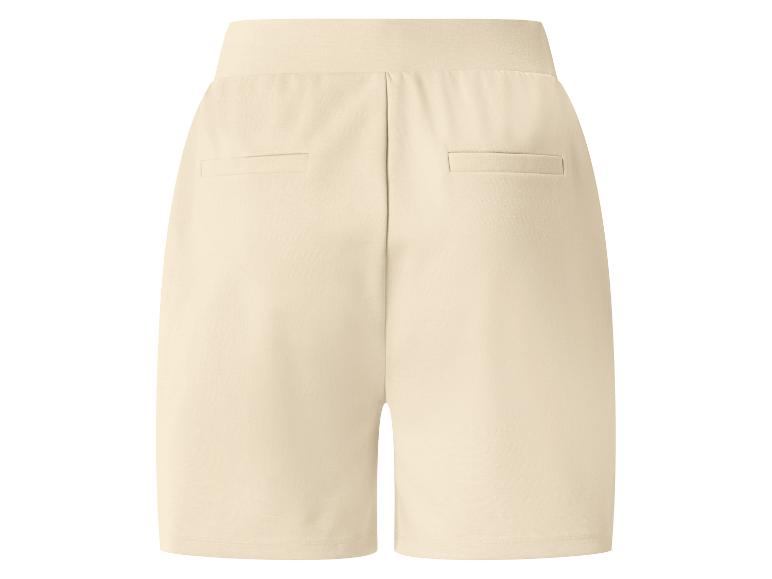 Shorts femme beige avec taille élastique et poches arrière.