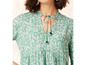 Une robe verte avec un col en V et un détail de nœud.