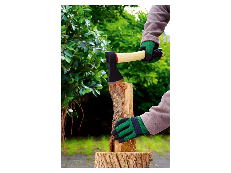 Gants de travail verts et une hache fendant une bûche sur un billot.