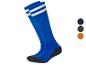 Deux paires de chaussettes de sport bleues à rayures blanches.